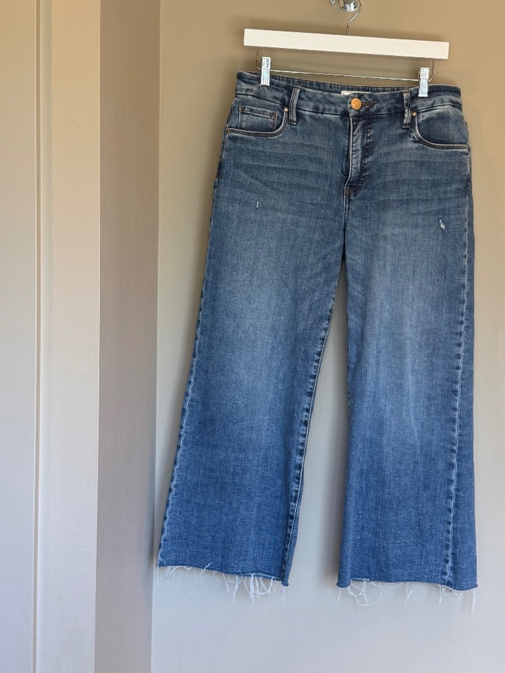 Kut from the Kloth Meg Fab Ab Wide Leg Jeans Size 6P Petite Medium Wash Raw Hem